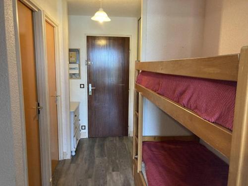 einen Flur mit 2 Etagenbetten in einem Zimmer in der Unterkunft Maxi studio lumineux 6 pers, accès direct aux pistes, sud/ouest, proche commerces et sports - FR-1-262-138 in Forest des Baniols