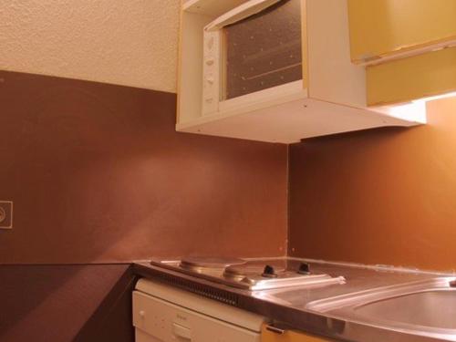 a kitchen with a sink and a microwave at Appartement Valmorel, 1 pièce, 4 personnes - FR-1-291-783 in Valmorel