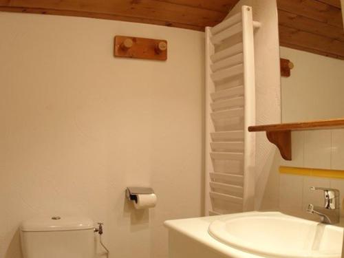 une salle de bain blanche avec des toilettes et un lavabo dans l'établissement Duplex 3P, 2 Chambres, Animaux OK, Casier à Skis, Valmorel - FR-1-291-728, à Valmorel