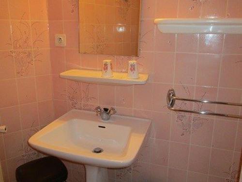une salle de bain avec un lavabo et un miroir dans l'établissement Appartement 2 pièces avec WIFI gratuit, proche thermes et télécabine, parking et casier à skis - FR-1-234-118, à Cauterets