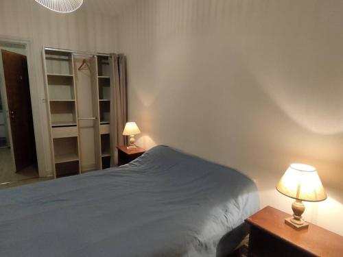- une chambre avec un lit et deux lampes sur les tables dans l'établissement Appartement 3 pièces pour 6 personnes, centre-ville de Cauterets, proche thermes et télécabine - FR-1-234-124, à Cauterets