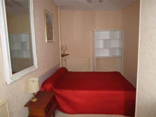 コトレにあるAppartement Cauterets, 3 pièces, 5 personnes - FR-1-234-137の窓付きの小さな部屋の赤いベッド1台分です。
