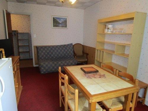 - un salon avec une table et une chambre avec un canapé dans l'établissement Appartement 2 pièces, 4 couchages, proche thermes et télécabine, WiFi gratuit, casier à skis - FR-1-234-141, à Cauterets