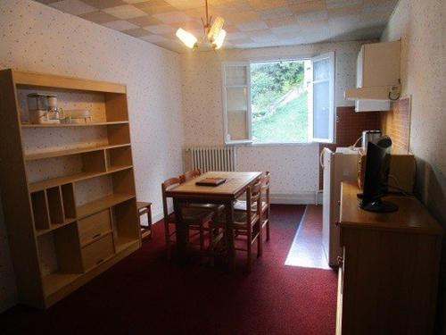 une petite chambre avec une table et une cuisine avec une fenêtre dans l'établissement Appartement 2 pièces, 4 couchages, proche thermes et télécabine, WiFi gratuit, casier à skis - FR-1-234-141, à Cauterets