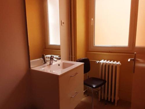 コトレにあるAppartement Cauterets, 3 pièces, 4 personnes - FR-1-234-147のバスルーム(シンク、鏡、椅子付)