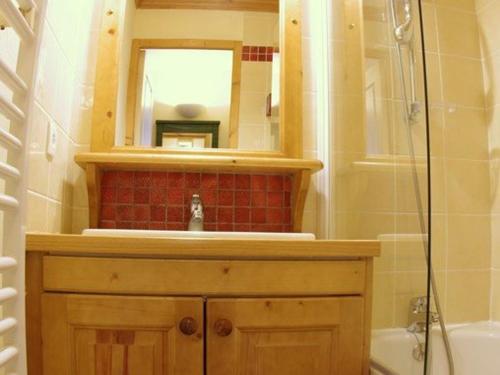 une salle de bain avec un lavabo et un miroir dans l'établissement Charmant T2 avec balcon à Valmorel - FR-1-291-773, à Valmorel