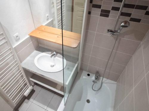 une petite salle de bain avec un lavabo et une douche dans l'établissement Appartement 3 pièces avec balcon, animaux admis, parking. 7 couchages, Hameau de la Forêt - FR-1-291-776, à Valmorel