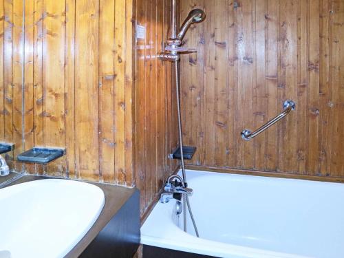 une salle de bain avec une baignoire, un lavabo et une douche dans l'établissement Studio 6 pers, centre station, skis aux pieds, wifi - FR-1-322-26, aux Orres