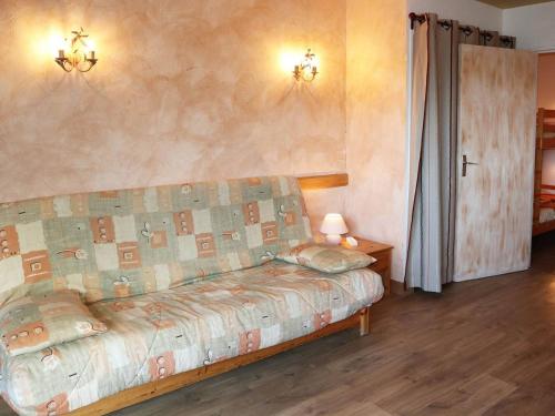 - un salon avec un canapé dans l'établissement Studio skis aux pieds pour 4 pers, animaux admis - FR-1-322-5, aux Orres