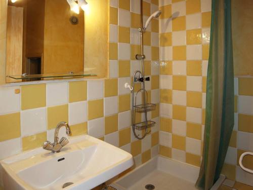 a bathroom with a sink and a shower at Studio Les Orres, 1 pièce, 4 personnes - FR-1-322-5 in Les Orres