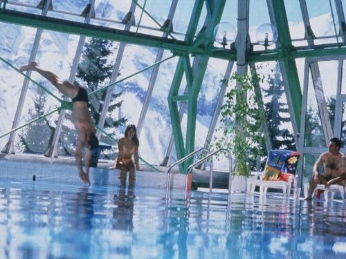 un groupe de personnes dans une piscine dans l'établissement T2 lumineux 6 pers au pied des pistes avec WIFI, balcon, casier à skis, à 5 min des commerces et loisirs - FR-1-262-79, à Forest des Baniols