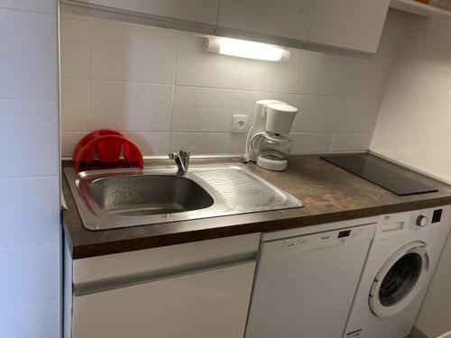 a kitchen with a sink and a washing machine at Confortable T2 à 20m des pistes, 6 pers, avec WIFI, loggia et cuisine équipée - FR-1-262-80 in Forest des Baniols