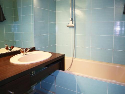 une salle de bain avec un lavabo, une douche et une baignoire dans l'établissement Studio skis aux pieds pour 4 pers, Place Emile Hodoul - FR-1-322-20, aux Orres