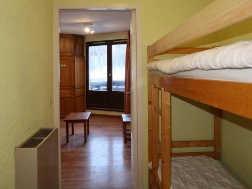 Cette chambre comprend 2 lits superposés et un couloir. dans l'établissement Studio pour 4 au cœur des Orres, proche pistes - FR-1-322-22, aux Orres