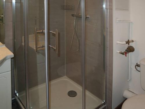 une douche avec une porte vitrée dans une salle de bain dans l'établissement Studio pour 4 au cœur des Orres, proche pistes - FR-1-322-22, aux Orres
