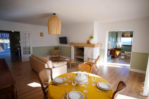 ein Wohnzimmer mit einem gelben Tisch und Stühlen in der Unterkunft A CASA DI GEMMA in Appietto