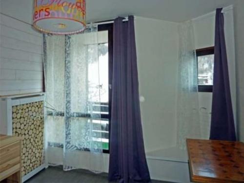レ・ゾルにあるAppartement Les Orres, 1 pièce, 2 personnes - FR-1-322-28の窓と紫のカーテンが備わる部屋