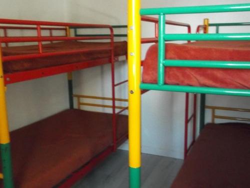 un groupe de lits superposés dans une pièce dans l'établissement Charmant T2 pour 6 pers, centre station, 20m des pistes, proche commerces - Orcières Merlette, Alpes du Sud - FR-1-262-85, à Forest des Baniols