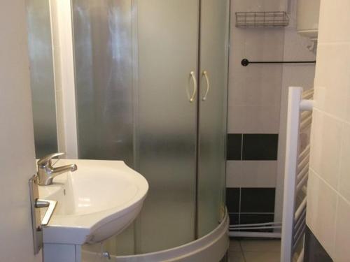 une salle de bain avec un lavabo et une douche dans l'établissement Charmant T2 pour 6 pers, centre station, 20m des pistes, proche commerces - Orcières Merlette, Alpes du Sud - FR-1-262-85, à Forest des Baniols