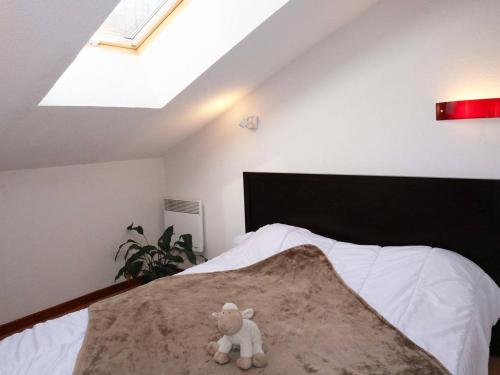 un animal farci assis au-dessus d'un lit dans l'établissement Appartement de standing avec piscine, sauna, hamman et wifi aux Orres 1800 - FR-1-322-44, aux Orres