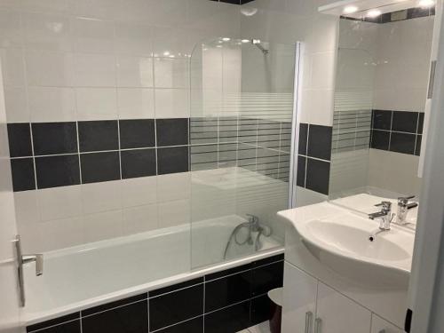 Appartement 2 pièces cabine 8 pers, proche pistes et commerces, Orcières - FR-1-262-87 في Forest des Baniols: حمام مع حوض استحمام ومغسلة ودش