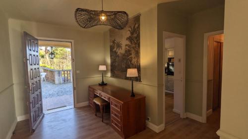 a home office with a desk and a lamp at A CASA DI GEMMA in Appietto