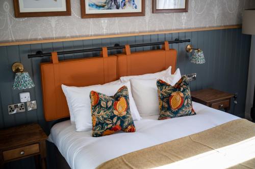 Katil atau katil-katil dalam bilik di Ely Hotel by Chef & Brewer Collection