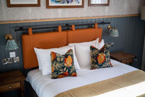 Katil atau katil-katil dalam bilik di Ely Hotel by Chef & Brewer Collection