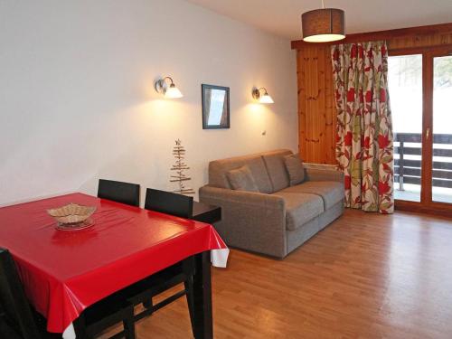 Appartement Les Orres, 2 pièces, 4 personnes - FR-1-322-47にあるシーティングエリア