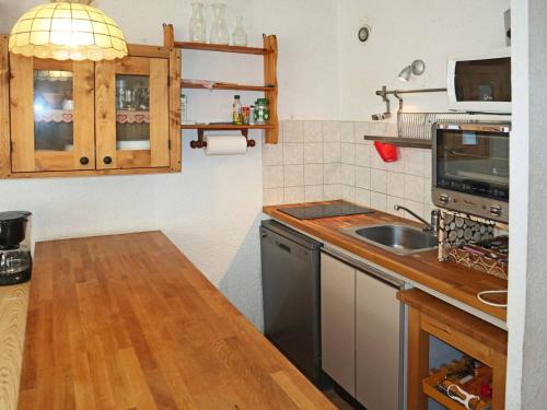 une cuisine avec un évier et un plan de travail dans l'établissement 2 pièces pour 6 personnes au centre commercial, Les Orres - FR-1-322-43, aux Orres