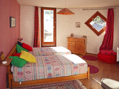 une chambre avec un lit, une commode et une fenêtre dans l'établissement 2 pièces pour 6 personnes au centre commercial, Les Orres - FR-1-322-43, aux Orres