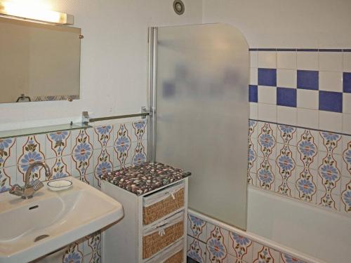 une salle de bain avec un lavabo et une douche dans l'établissement 2 pièces pour 6 personnes au centre commercial, Les Orres - FR-1-322-43, aux Orres