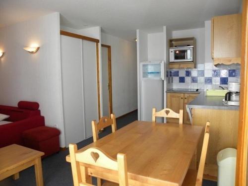 Appartement Orcières Merlette, 2 pièces, 5 personnes - FR-1-262-120にあるキッチンまたは簡易キッチン