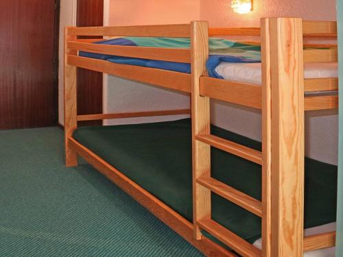 quelques lits superposés dans une chambre dans l'établissement Studio pour 4 pers, au pied des pistes, vue sud, animaux admis - FR-1-322-55, aux Orres