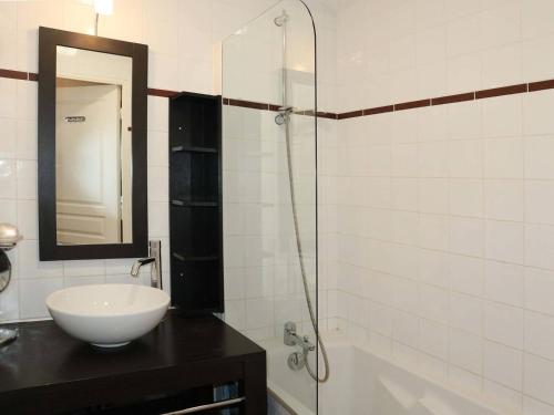 une salle de bain avec un lavabo, un miroir et une douche dans l'établissement Appartement de standing avec piscine, sauna, hammam et WiFi aux Orres 1800 - FR-1-322-69, aux Orres