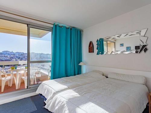 1 dormitorio con cama y ventana grande en Studio Biarritz, 1 pièce, 2 personnes - FR-1-3-410, en Biarritz