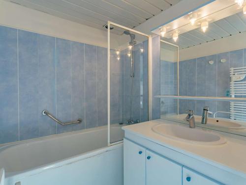 y baño con lavabo, ducha y bañera. en Studio Biarritz, 1 pièce, 2 personnes - FR-1-3-410, en Biarritz