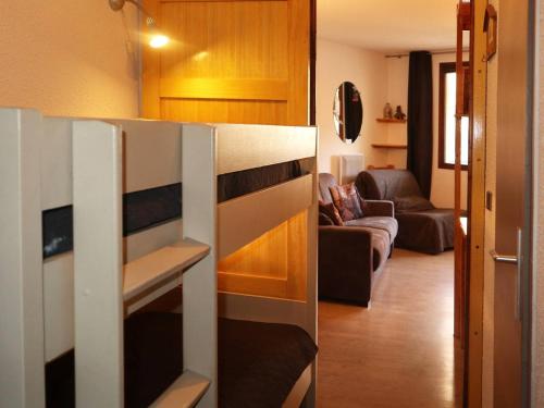 Cette petite chambre comprend un salon avec un canapé. dans l'établissement Charmant studio 4 pers au cœur des Orres, balcon sud, proche commerces et pistes - FR-1-322-61, aux Orres