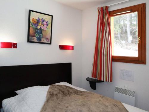 - une chambre avec un lit et une fenêtre ornée d'un tableau dans l'établissement Appartement de standing avec piscine, sauna, hammam et WiFi aux Orres 1800 - FR-1-322-69, aux Orres