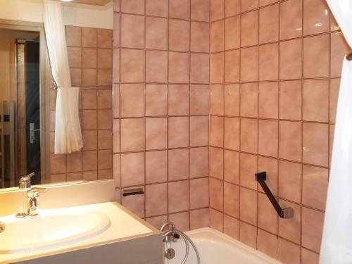 une salle de bain avec un lavabo et une baignoire dans l'établissement Charmant studio 4 pers au cœur des Orres, balcon sud, proche commerces et pistes - FR-1-322-61, aux Orres