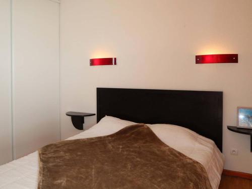 レ・ゾルにあるAppartement Les Orres, 2 pièces, 4 personnes - FR-1-322-74のベッドルーム1室(赤い照明2つ付)