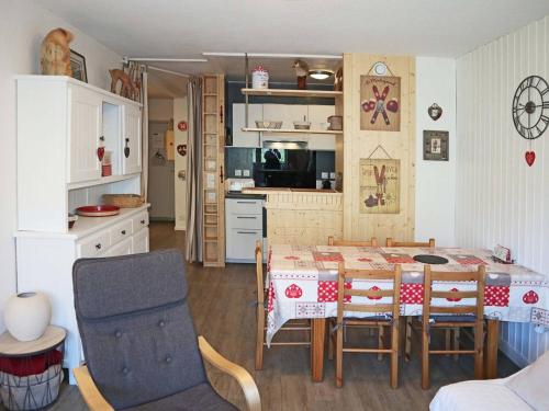 une cuisine et une salle à manger avec une table et des chaises dans l'établissement Appartement rénové 8 pers aux Orres, accès direct pistes - FR-1-322-87, aux Orres