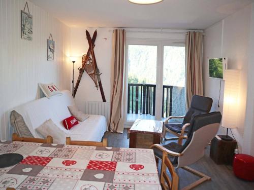 - une chambre avec un lit et une chambre avec un lit et des chaises dans l'établissement Appartement rénové 8 pers aux Orres, accès direct pistes - FR-1-322-87, aux Orres