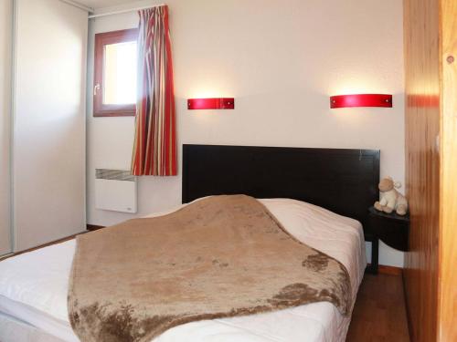 レ・ゾルにあるAppartement Les Orres, 2 pièces, 4 personnes - FR-1-322-75のベッドルーム1室(黒いヘッドボードと窓付)