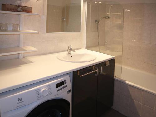 une salle de bain avec un lavabo et une machine à laver dans l'établissement Appartement rénové 8 pers aux Orres, accès direct pistes - FR-1-322-87, aux Orres