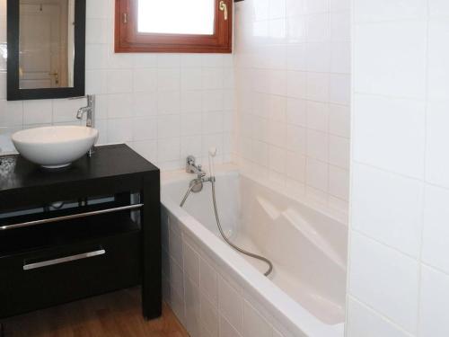 a bathroom with a sink and a bath tub with a sink at Appartement Les Orres, 2 pièces, 4 personnes - FR-1-322-75 in Les Orres