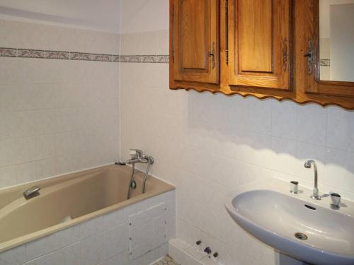 W łazience znajduje się umywalka i wanna. w obiekcie Appartement Les Orres, 2 pièces, 4 personnes - FR-1-322-78 w mieście Les Orres