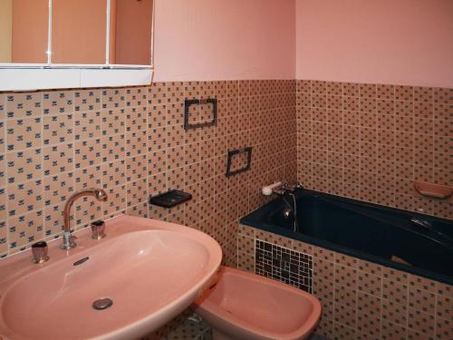 une salle de bain avec un lavabo et une baignoire dans l'établissement Grand studio skis aux pieds, 4 pers, Les Orres - FR-1-322-81, aux Orres