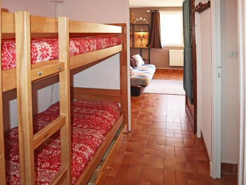 レ・ゾルにあるAppartement Les Orres, 1 pièce, 4 personnes - FR-1-322-97の二段ベッド2組が備わる客室です。