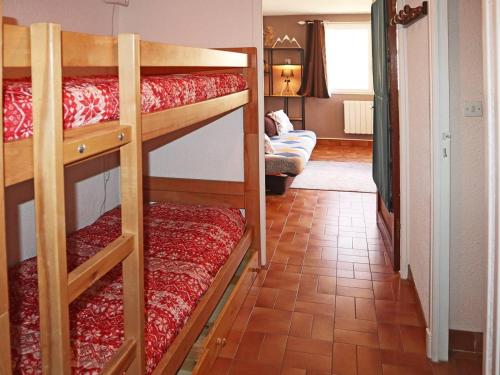 quelques lits superposés dans une chambre dans l'établissement Studio cosy skis aux pieds, balcon sud-est, 400m centre station, parking, quartier calme - FR-1-322-97, aux Orres